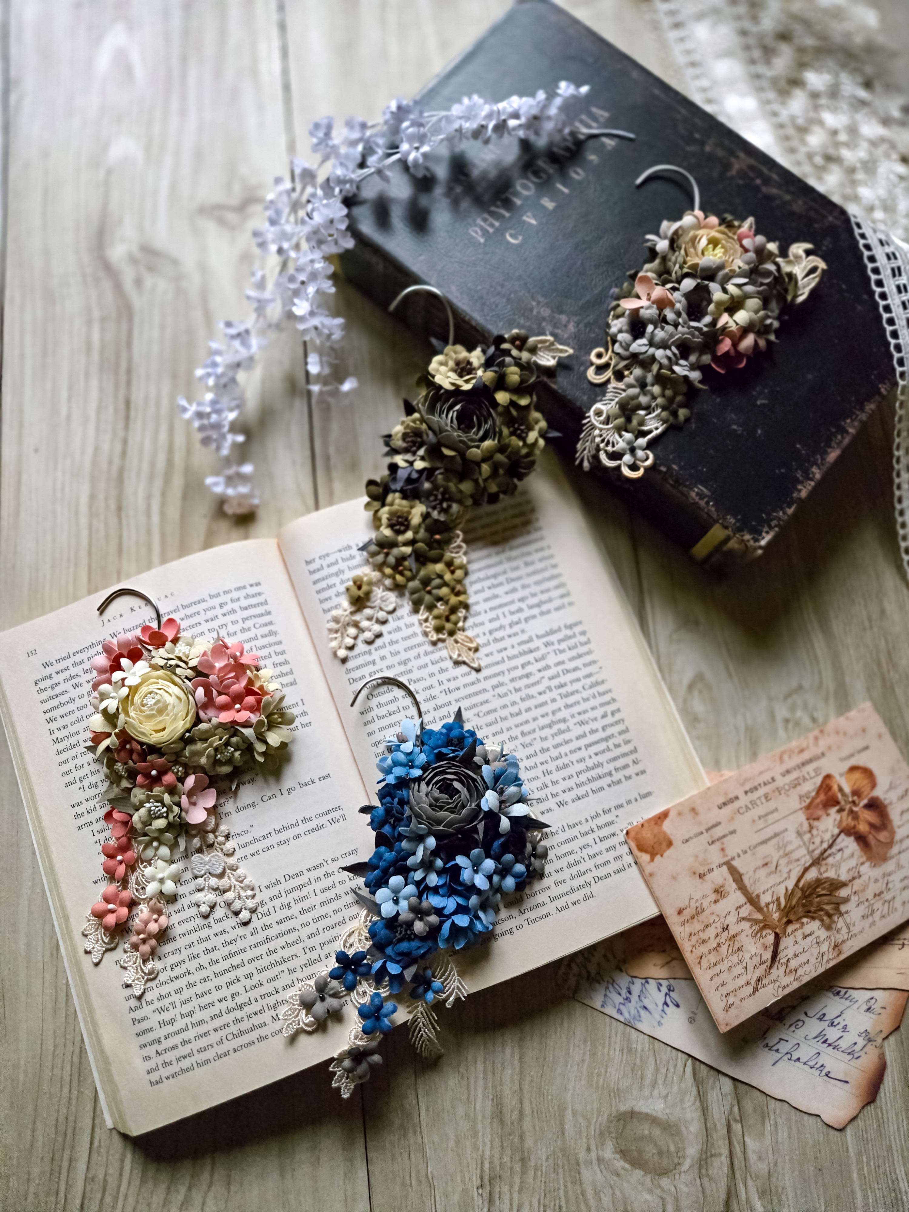 EggnWorks Museum エッグンワークス ミュージアム 草木染め布花のイヤーフックsomehanarose