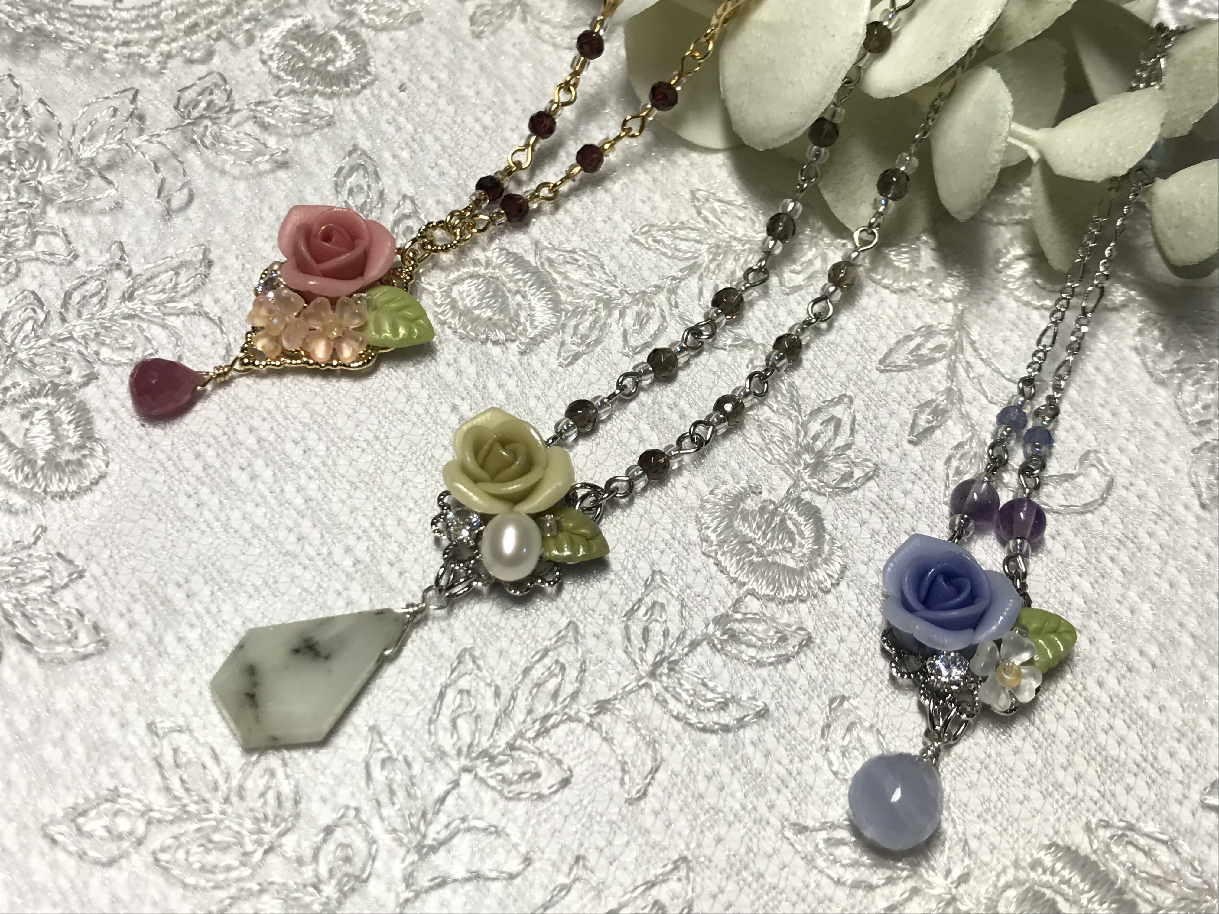 EGGNWORKS エッグンワークス ツクルヒトタチ クレイフラワーのコスチュームジュエリー(ネックレス、ピアス、イヤリング、ブローチ)
シルバー・エナメルジュエリー(リング、ネックレス、ペンダントトップ)
手磨きの天然石ルース、ワイヤーアートジュエリー　clover house