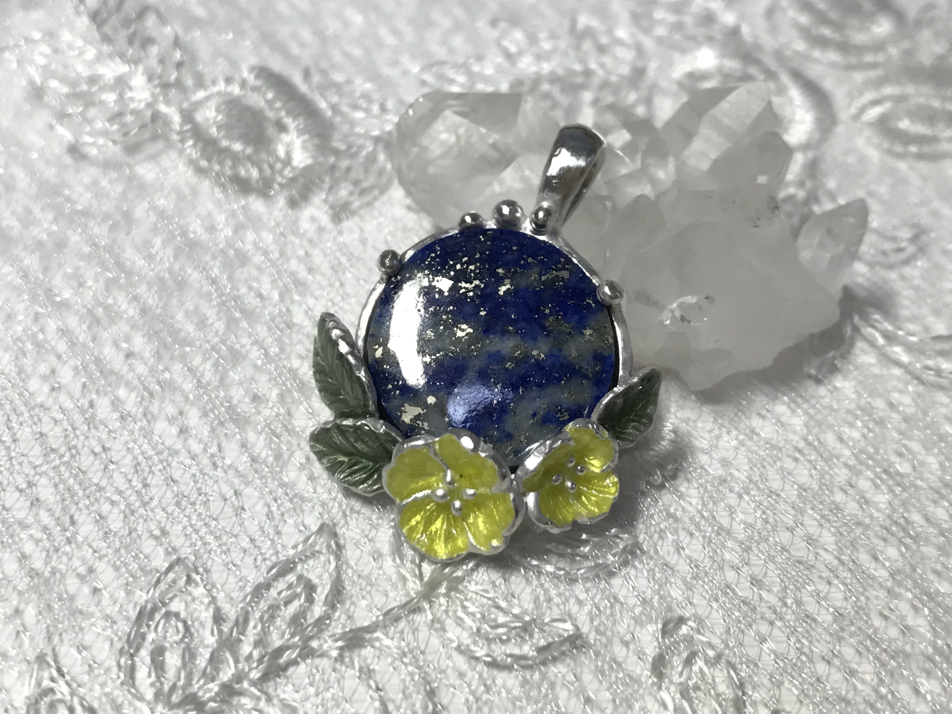 EggnWorks Museum エッグンワークス ミュージアム 待宵草とラピスラズリのペンダントトップ