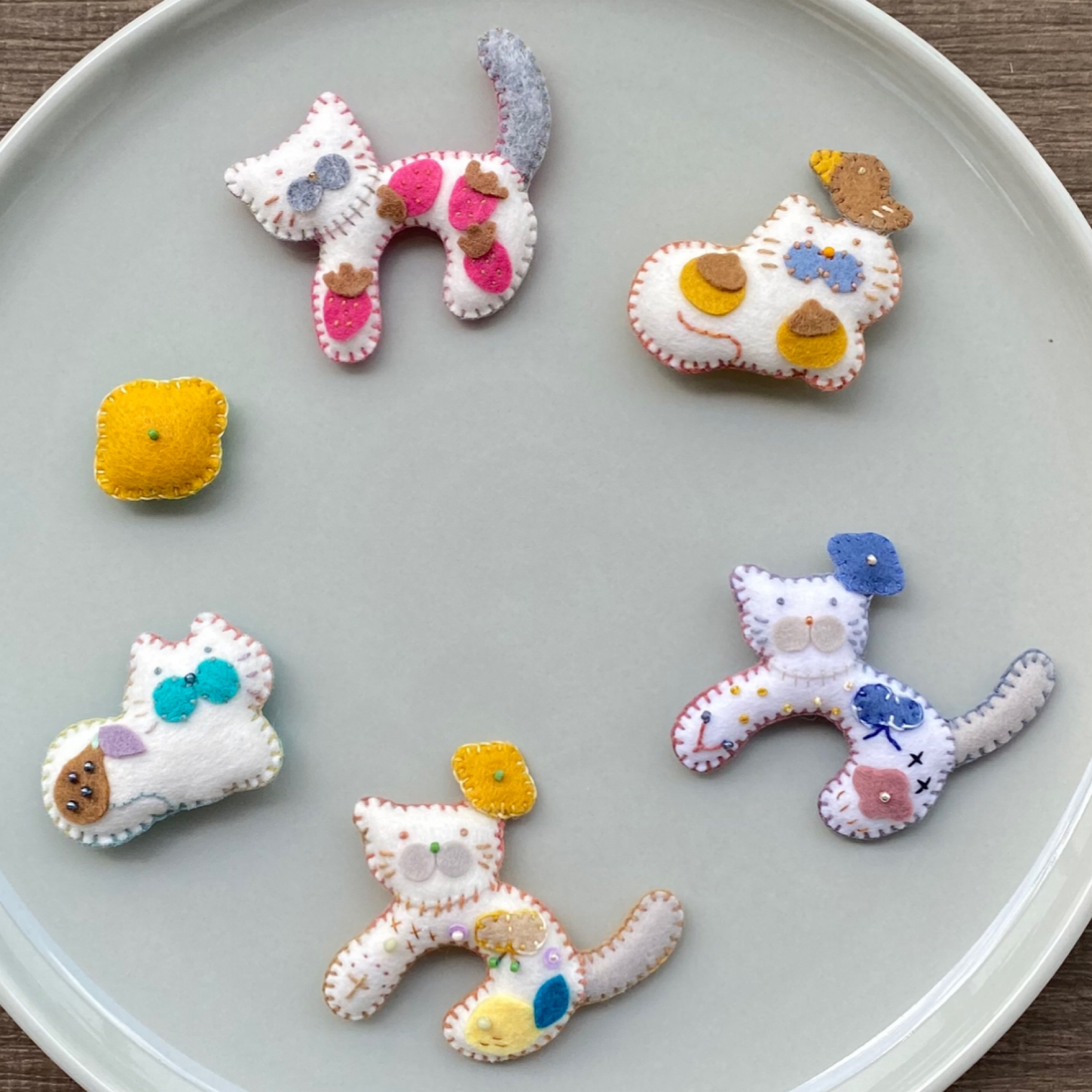 ツクルヒトタチ博in京都文化博物館2025 EggnWorks Museum エッグンワークス ミュージアム ねこさんブローチ。キキウマイ