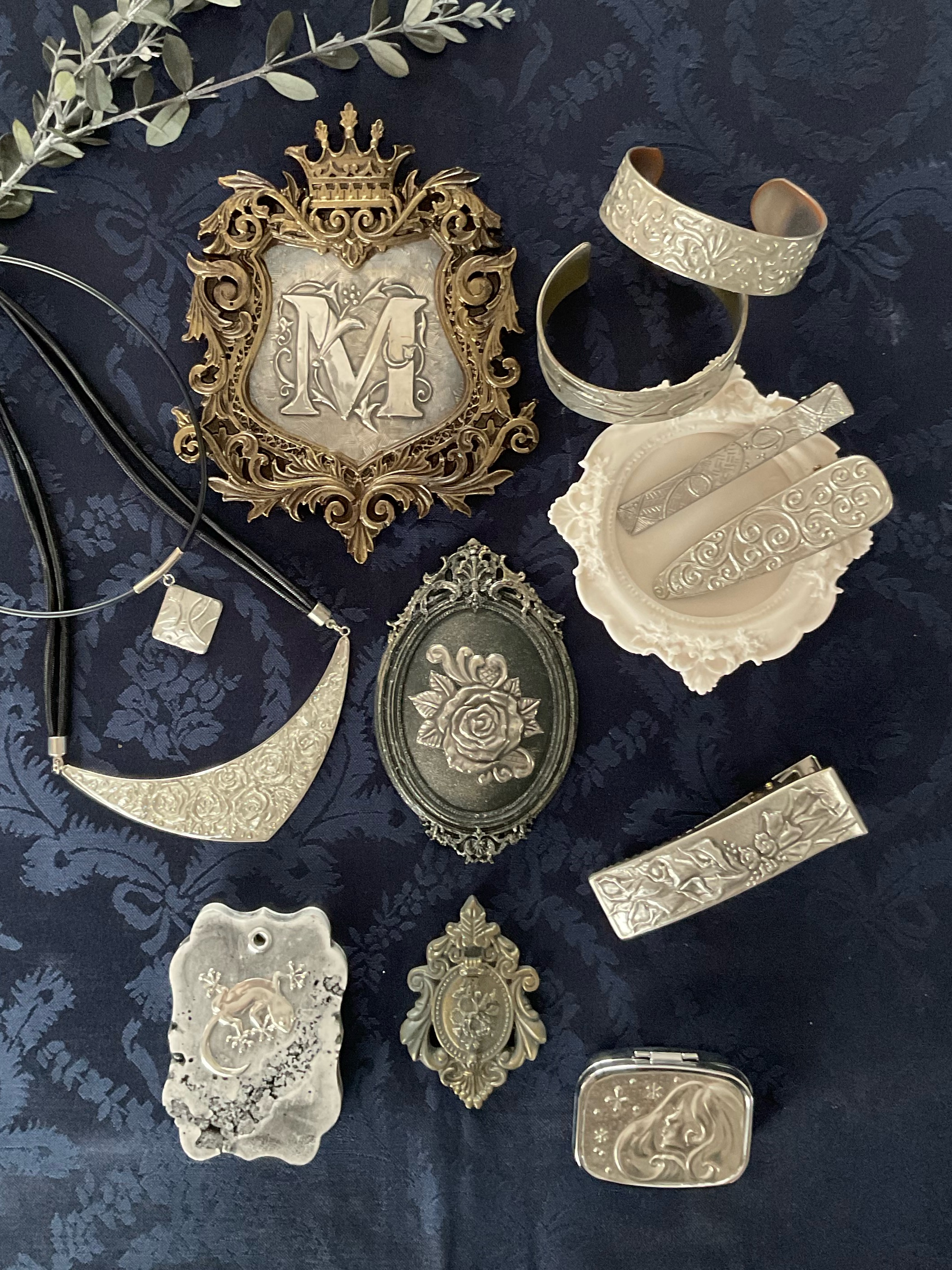 EGGNWORKS エッグンワークス ツクルヒトタチ 壁掛け、コンパクトミラー、アクセサリーケース、小箱、ネックレス、バングル、イヤリング、ブローチ、キーホルダー、ヘアクリップ、石膏プレート、アクセサリー什器　アトリエまりりか