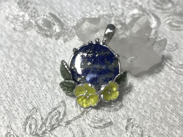 EggnWorks Museum エッグンワークス ミュージアム 待宵草とラピスラズリのペンダントトップ