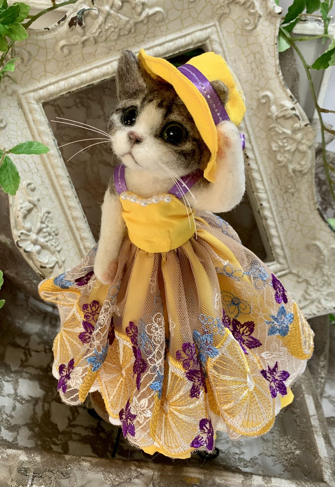 EggnWorks Museum エッグンワークス ミュージアム 羊毛フェルト　ドレスを着たネコちゃん羊毛フェルトアートMaron